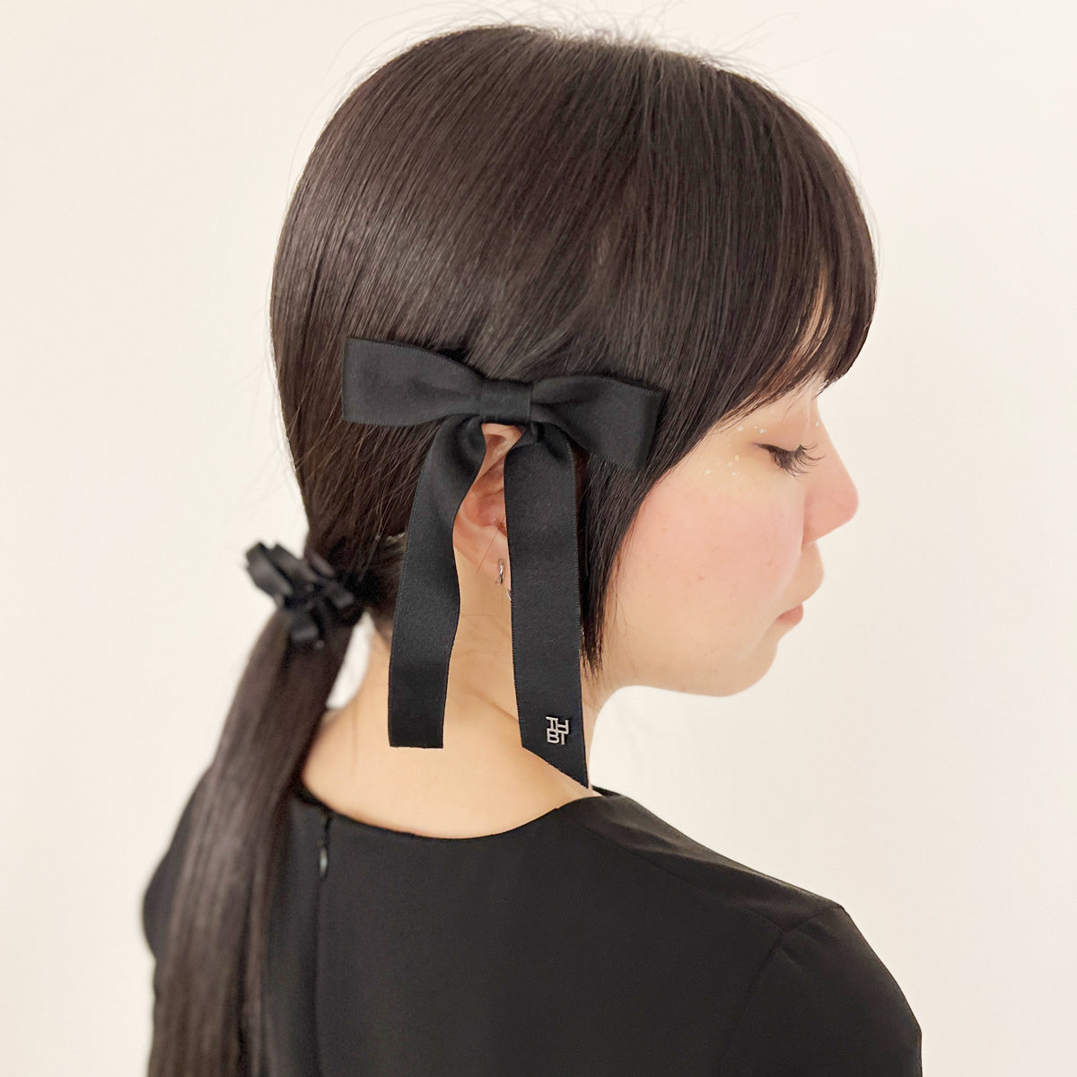 シルクサテン6cm ナローバレッタ ウィズ ブラックエンブレム