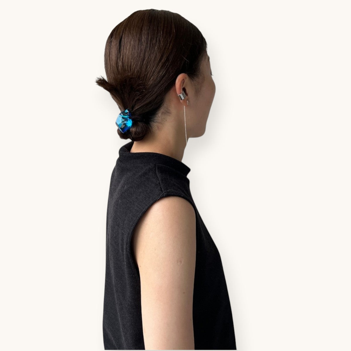 THE HAIR BAR TOKYOのルーサイトアイスポニー。氷塊のようなブルーの立体フォルムが髪を彩るヘアアクセサリー