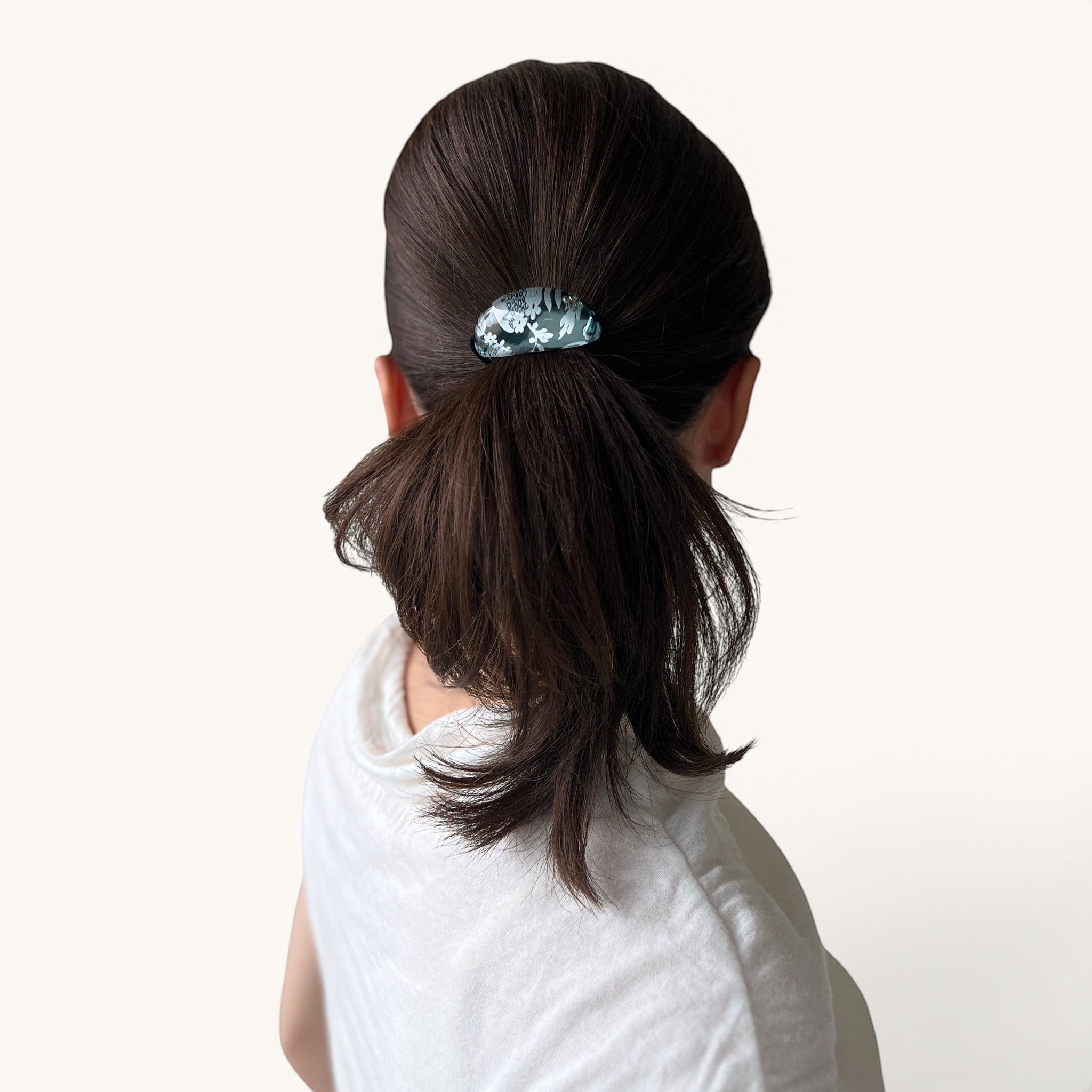 THE HAIR BAR TOKYOのルーサイトレースカーヴィングポニー。SEAカラーの透明感あるアクリルに繊細な花柄が彫刻された、ポニーテール用ヘアアクセサリー。