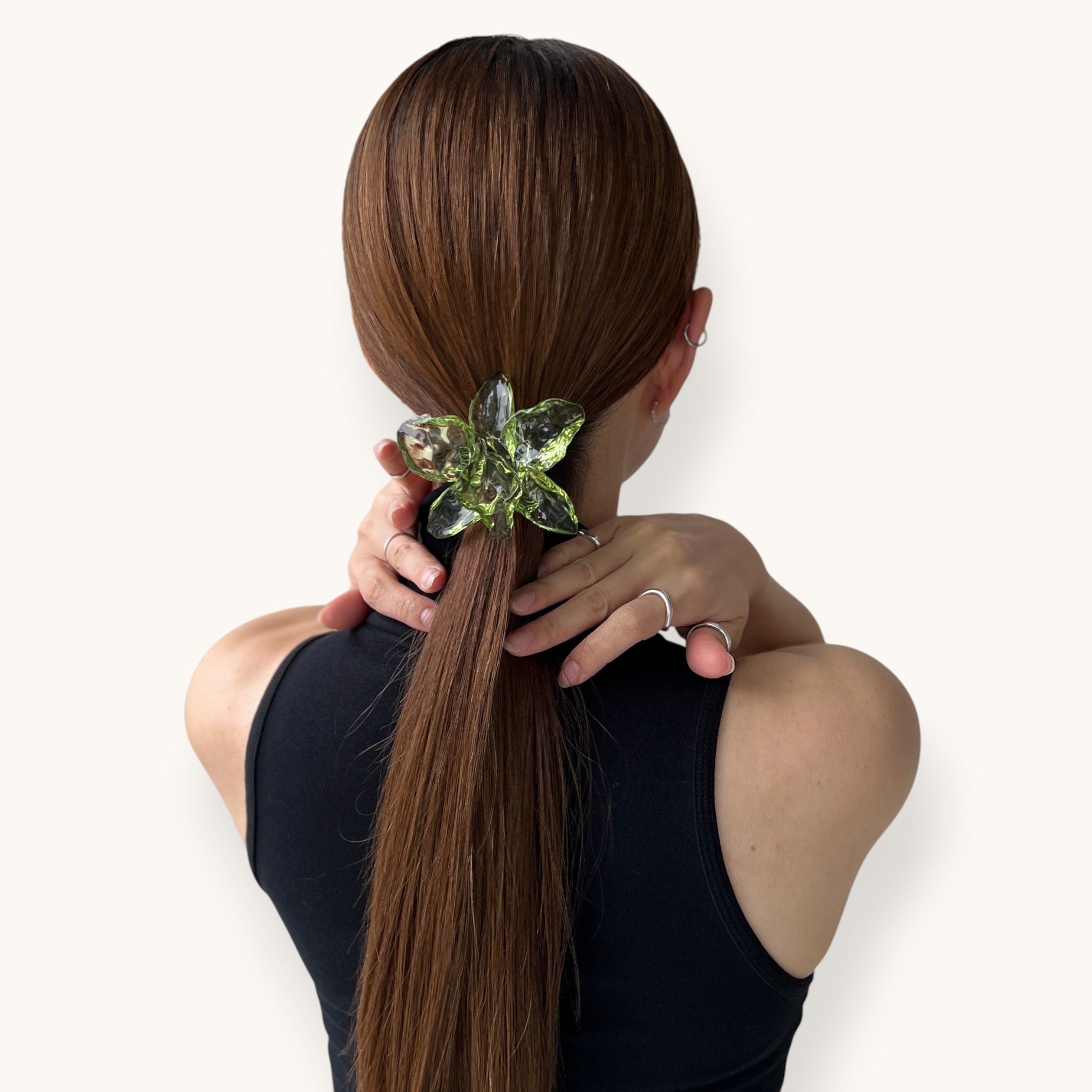 THE HAIR BAR TOKYOのルーサイト製オーキッドモチーフのポニー。透明感のあるグリーンの蘭の花がまとめ髪を華やかに彩るヘアアクセサリー。