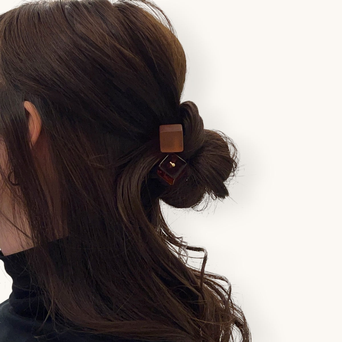 【オンライン限定】ダブル キューブ ポニー スモール ウィズ アイコン スタッズ