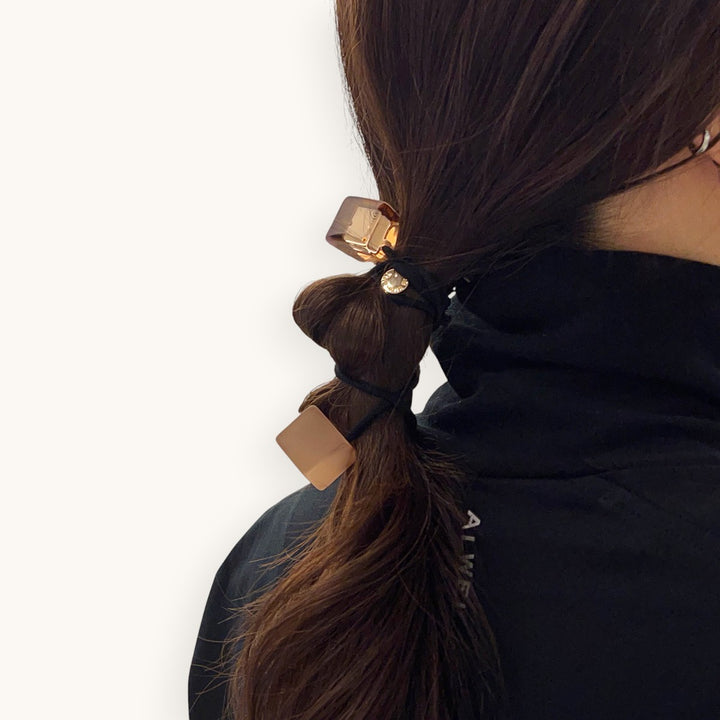 【オンライン限定】ダブル キューブ ポニー スモール ウィズ アイコン スタッズ