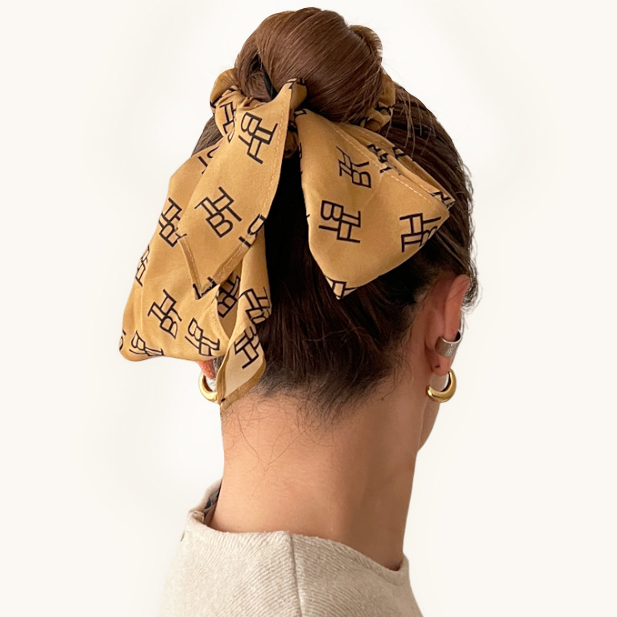 THBTエンブレム プリント シルク スクランチー ウィズ タイ