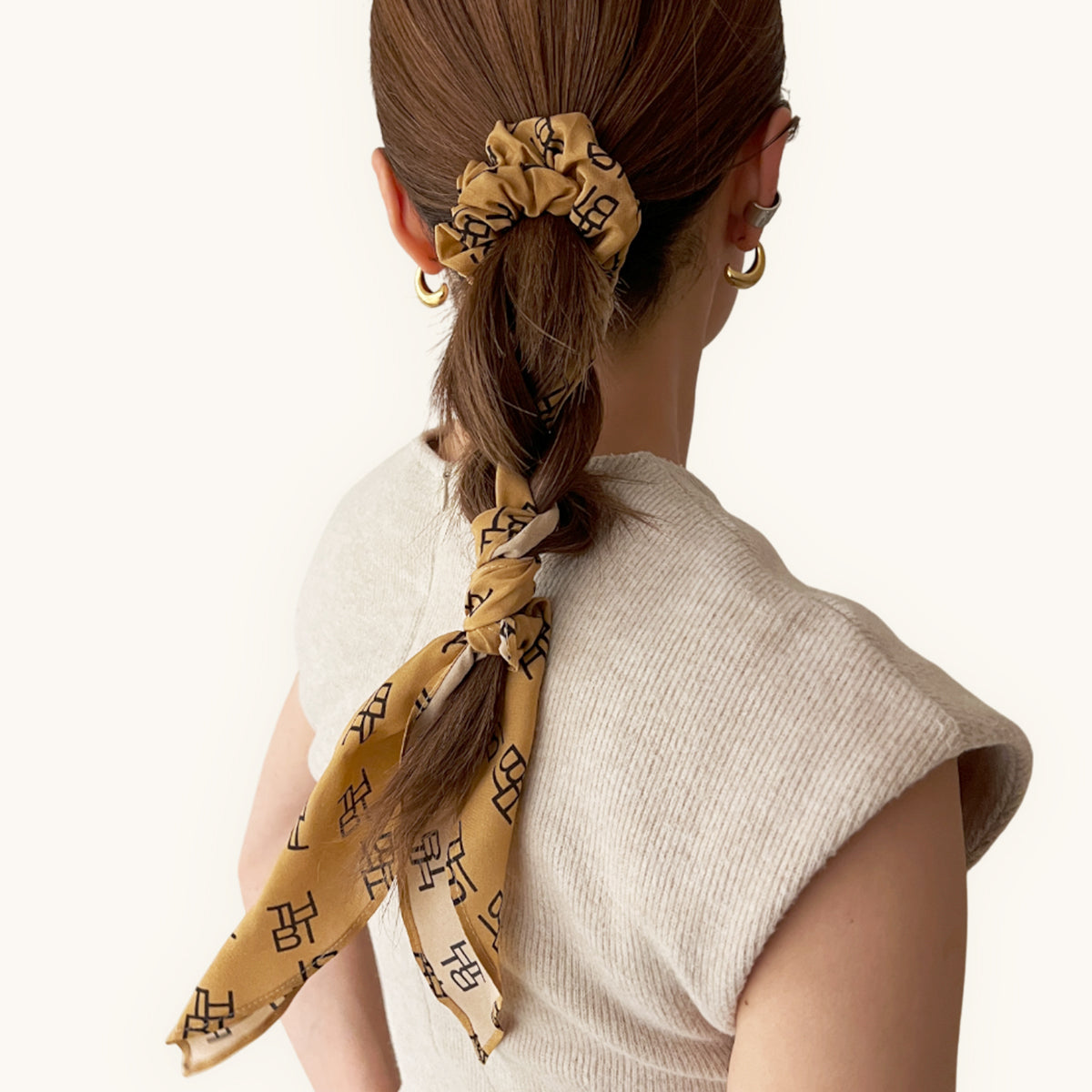 THBTエンブレム プリント シルク スクランチー ウィズ タイ