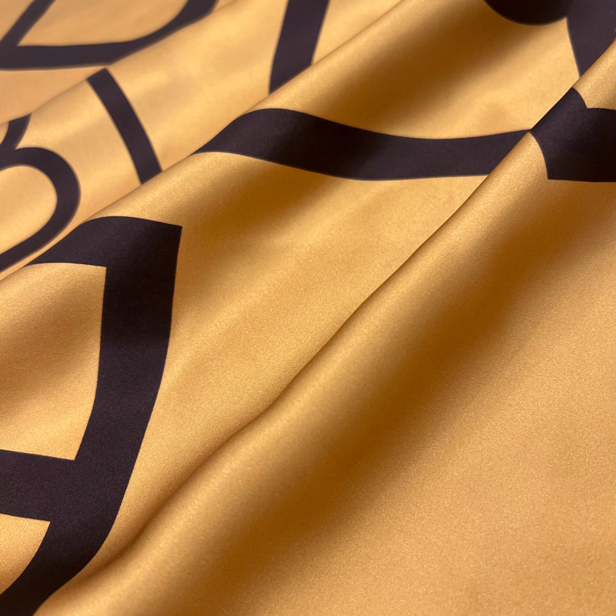 THBTエンブレム　シルクスカーフ