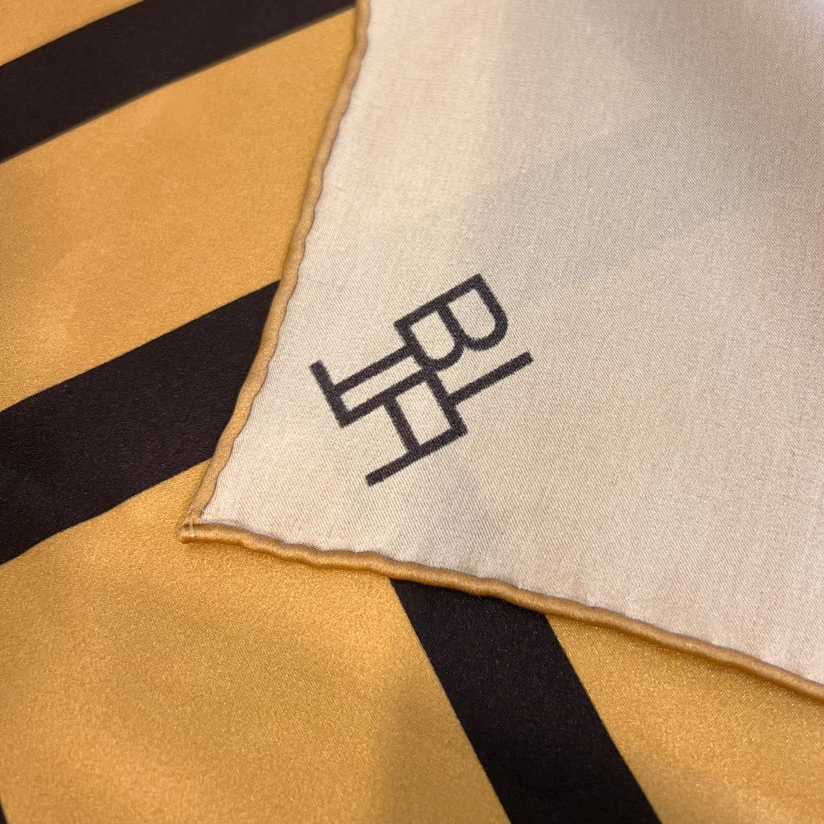 THBTエンブレム　シルクスカーフ