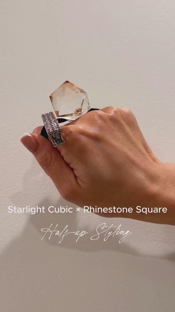 【Starlight Cubic Pony x Rhinestone Square Clip】 - Half-up Styling -

年末のお出かけにはキュービックとスクエアで光とさりげない輝きをアクセントに。

ダウンスタイルでも顔周りがすっきりするハーフアップは大人女子にぴったりのスタイリング。
耳元のジュエリーも際立ちます。

ぜひ試してみてください🤍

────────────────

#thehairbartokyo #THBT 
#tokyobrand #ヘアアクセサリー
#ヘアアレンジ動画