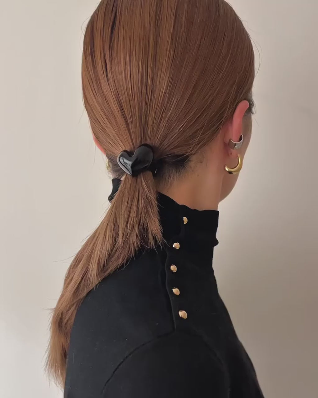 甘さだけにとどまらない、大人のためのバレンタイン。
艶と立体感で魅せる、ハートモチーフでスタイリングを。

黒曜石を思わせる艶をもつブラックと、レッドアンバー風の深みある発色のレッドの2色を展開し、抑えた色合いは密かなときめきを表現しているかのよう。

ひとつでシンプルにまとめるのはもちろん、色違いやサイズ違いでレイヤードするのも◎

大切な人へのバレンタインギフトとしてもおすすめです。🍫❤️

───────────────

#thehairbartokyo #thbt
#ヘアアクセサリー #バレンタイン 
#ヘアアレンジ