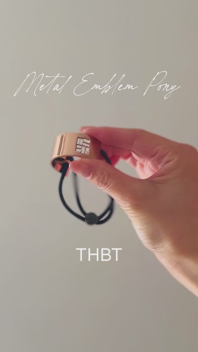 たったひとつで、完璧なシルエットを楽しむ。

THBTオリジナル、メタルプレートにエンブレムのcut-outデザインを施したクールなカフポニー。

端正なミニマルデザインのオーナメントは深めのカーブが毛束をくるむようにフィットし、ヘアゴムとは思えないほどの洗練された仕上がりに。

シンプルで機能的、飽きのこないデザインのポニーは一つは手元に置いておきたいニュースタンダードの一つ。ジェンダーレス、タイムレスなアイテムとして、ギフトにもおすすめです。

───────────────

#thbt #thehairbartokyo
#ヘア #ヘアアクセ
#ヘアアレンジ動画
