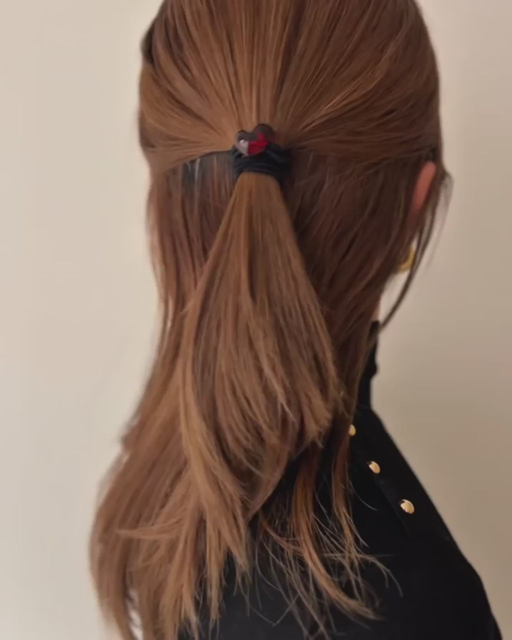 甘さだけにとどまらない、大人のためのバレンタイン。
艶と立体感で魅せる、ハートモチーフでスタイリングを。

黒曜石を思わせる艶をもつブラックと、レッドアンバー風の深みある発色のレッドの2色を展開し、抑えた色合いは密かなときめきを表現しているかのよう。

ひとつでシンプルにまとめるのはもちろん、色違いやサイズ違いでレイヤードするのも◎

大切な人へのバレンタインギフトとしてもおすすめです。🍫❤️

───────────────

#thehairbartokyo #thbt
#ヘアアクセサリー #バレンタイン 
#ヘアアレンジ