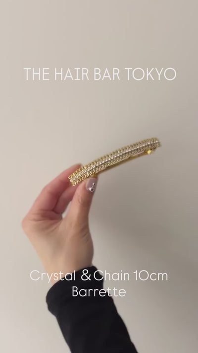 シンプルなスタイリングに、モードな輝きをプラス。

Crystal & Chain 10cm Barretteでつくる、シンプルアレンジ。
トップにボリュームを持たせたハーフアップと、スリークなポニースタイル。
クリスタルの輝きとメタリックチェーンが、スタイルにモードなアクセントを添えます。

簡単なのに、こなれて見えるヘアアクセサリーを取り入れてみてはいかがでしょうか。

▶︎インスタプロフィールTOPより、オンラインストアをチェック

─────────────

#thbt #thehairbartokyo
#ヘアアクセサリー #ヘアアクセ
#ヘアアレンジ動画