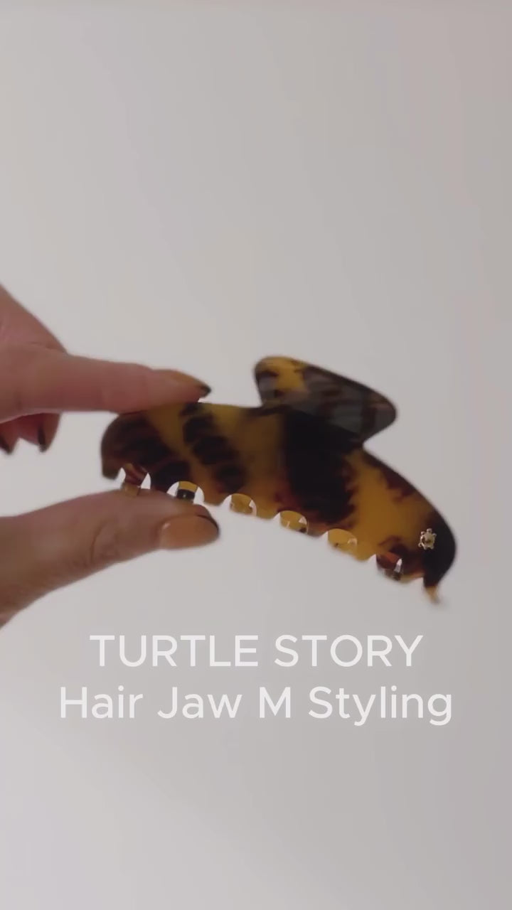 ベーシックなクリップこそ、バリエーションで楽しむ。

ハーフアップだけじゃなくて、アップもポニースタイルも。
サッと簡単に、可愛く。

タートルストーリーのヘアジョークリップは、あたたかい温もりと風合いが特徴的。
とっておきのギフトとしてもおすすめです。

color: BRN-ブラウン SND-サンド

▶︎プロフィールからオンラインストアをチェック

──────────────────

#turtlestory #thehairbartokyo 
#ヘアアクセサリー #クリップアレンジ 
#ヘアアレンジ動画