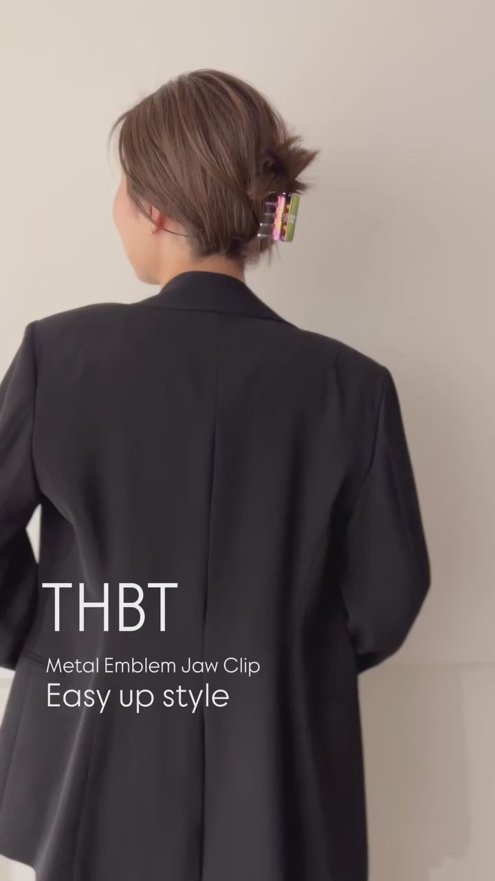 メタルクリップひとつで、簡単まとめ髪。
シンプルにまとめたい時は、素材の質感でメリハリを。

THBT のメタルエンブレムジョークリップは、長時間でもスタイリングを崩したくない日に頼れるアイテム。
オケージョンでの使用にも◎

機能性と美しさを兼ね備えたメタルの艶感が、洗練されたまとめ髪をよりいっそう引き立てます。
ジュエリーとメタルのカラーを合わせて、さりげない統一感を楽しむのもおすすめです。

THBT
Metal Emblem Jaw Clip

▶︎詳しくはインスタプロフィールTOPよりオンラインストアをチェック

─────────────

#thbt #thahairbartokyo
#ヘア #ヘアアレンジ動画
#ヘアクリップ