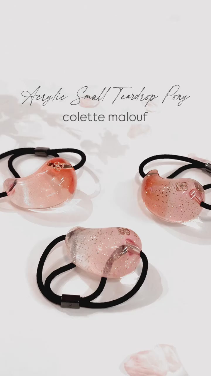 春の光をまとう、洗練のきらめき。

コレットマルーフ( @colettemalouf )のシグネチャーピース・ティアドロップポニー。
SAKURAコレクションでは、3種のピンクが溶け合うグラデーション。透明感あるオーナメント内の大粒グリッターが、光を受けて髪に印象的な輝きを添えます。

毛束にやさしくフィットするフォルムで、シンプルなひとつ結びも洗練された印象に。
Uピンとのコーディネートやシニヨンのラッピングなど、アレンジの幅も自在。軽やかなスモールサイズは髪質を問わず、ギフトにもおすすめです。

SAKURA Campaign Vol-1
全国のショップならびに
オンラインストアにて発売中

▶︎詳しくはインスタプロフィール、ハイライトより特集ページをご覧ください

────────────────

#thehairbartokyo #colettemalouf
#thbt2026sakura
#ヘアアクセサリー #桜