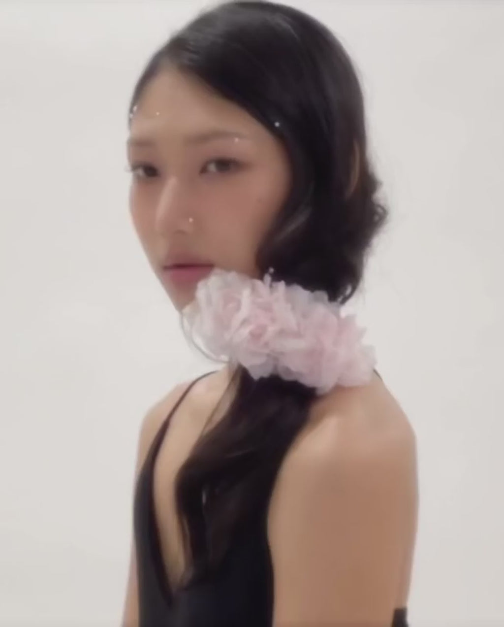 ───Full Bloom
咲き誇る桜

花びらが幾重にも重なり、
咲き誇るその瞬間を閉じ込めて。

まとうだけで、
春の景色がふわりと広がる。

SAKURA Campaign Vol-1
本日より全国のショップならびに
オンラインストアにて発売

▶︎詳しくはインスタプロフィール、ハイライトより特集ページをご覧ください

───────────────

#thehairbartokyo
#thbt2026sakura
#ヘアアクセサリー
#ヘアアクセ #桜