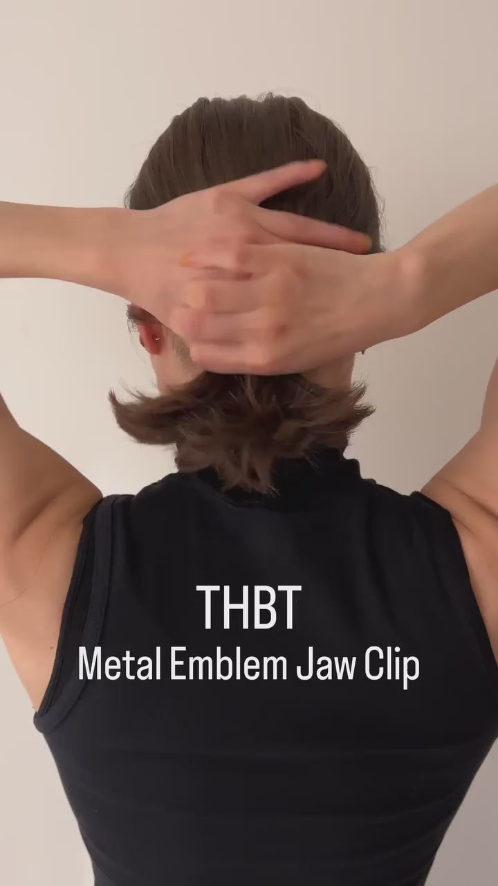 サッとまとめるだけで、スタイリッシュなヘアスタイリングを。

THBTのエンブレムを精巧なcut-outデザインでグラフィカルに表現したクリップ。

機能美を極めたミニマルなシルエットとクールなメタルの光沢はまるでコンテンポラリー・ジュエリーのよう。

長めのクロ―がしっかりと髪をとらえ、着け心地も抜群。レングス、ジェンダーを問わず幅広くお楽しみいただけるユニバーサルな一品です。

▶︎インスタプロフィールTOPよりオンラインストアをチェック
──────────────

#thbt #thehairbartokyo
#ヘアアクセサリー #ヘアアクセ
#ヘアアレンジ動画