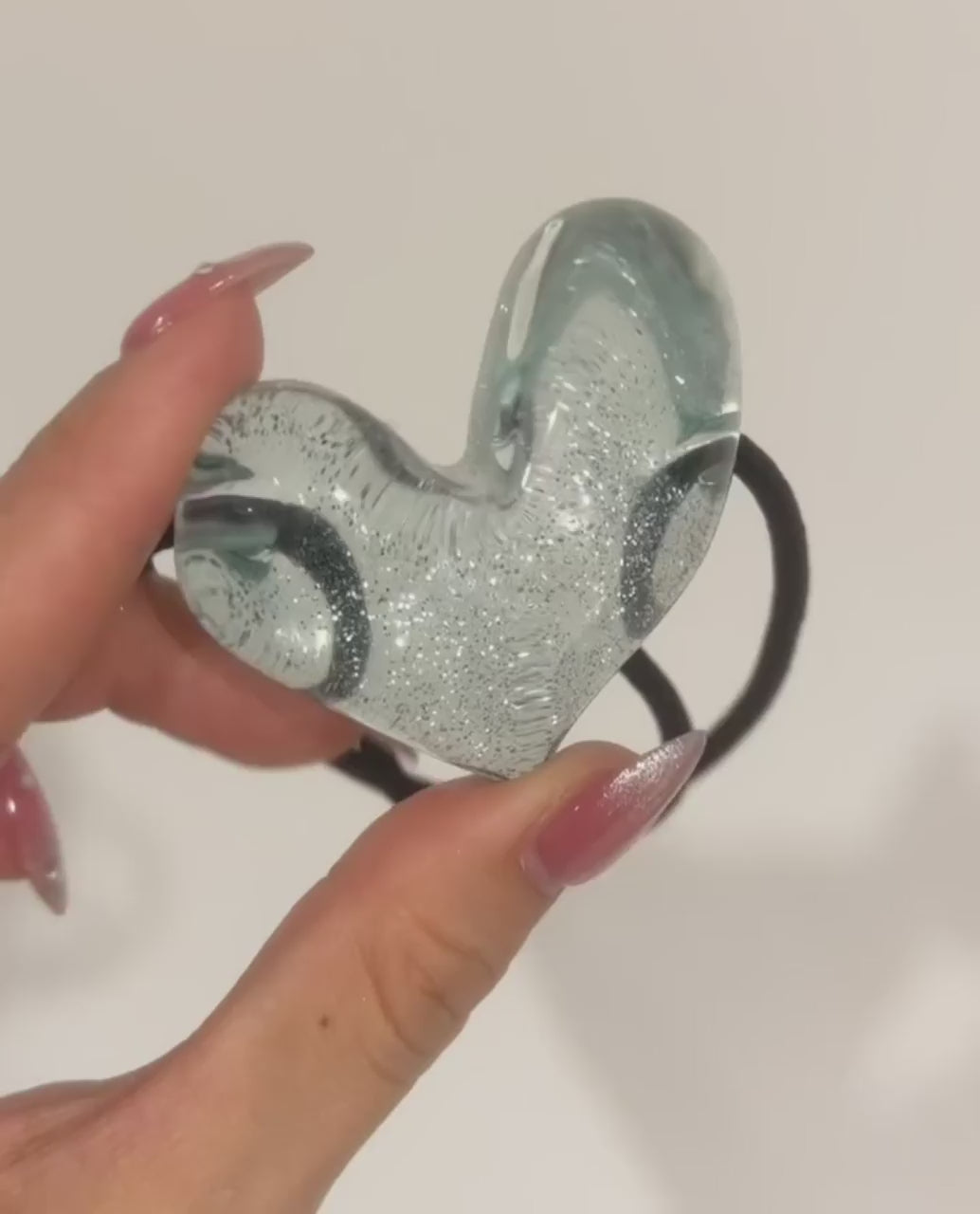 【Holiday 2025 Collection / NEW ARRIVAL】 THE HAIR BAR TOKYOより、新作のルーサイトハートポニーカフが登場。

みずみずしい「うるみ」を感じさせる質感は、思わず手に取って愛でたくなるセンシュアルな魅力に満ちています。
内側には大粒のグリッターを施し、ダイヤモンドダストのようなキラキラとした輝きが魅力。

毛束にフィットするカーブがあなたのスタイリングをより美しく仕上げてくれます。

───────────────

2025年11月19日
全国のショップならびに
オンラインストアにて発売

Holiday DIGITAL CATALOGUE
Vol-2とあわせて是非ご覧ください。

───────────────

#THBT #thehairbartokyo #hair
#hairaccesories #hairstyle
#hairarrange #hairideas 
#tokyo #tokyobrand #heart
#lucite #cutehair #holiday
#ザヘアバートウキョウ #ヘア
#ヘアアクセ #ヘアアクセサリー
#ヘアアレン