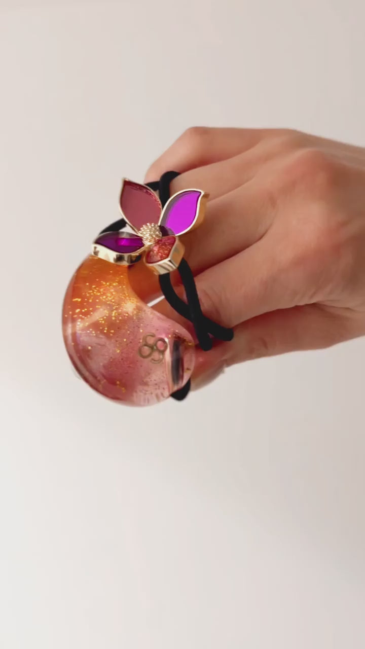 colette malouf( @colettemalouf )の、アイコニックなスモールティアドロップポニーとリフレクションフラワーポニーで作るこなれポニーアレンジ。

ななめにハーフアップした髪をサイドでくるっと束ね、残りの毛束を指3本分ほど下、中央でポニーテール。
モチーフの間を少し引き出して完成。

これからの季節のお出かけヘアはコレットマルーフで、上品に大人可愛いスタイリングを楽しんで。

colette malouf
Reflection Flower Pony
color: PNK
Acrylic Small Teardrop Pony with Icon
color: BRN

SAKURA Campaign Vol-1
全国のショップならびに
オンラインストアにて発売中

▶︎詳しくはインスタプロフィール、ハイライトより特集ページをご覧ください

───────────────

#colettemalouf
#thehairbartokyo
#thbt2026sakura
#ヘアアクセサリー
#ヘアアレンジ動画