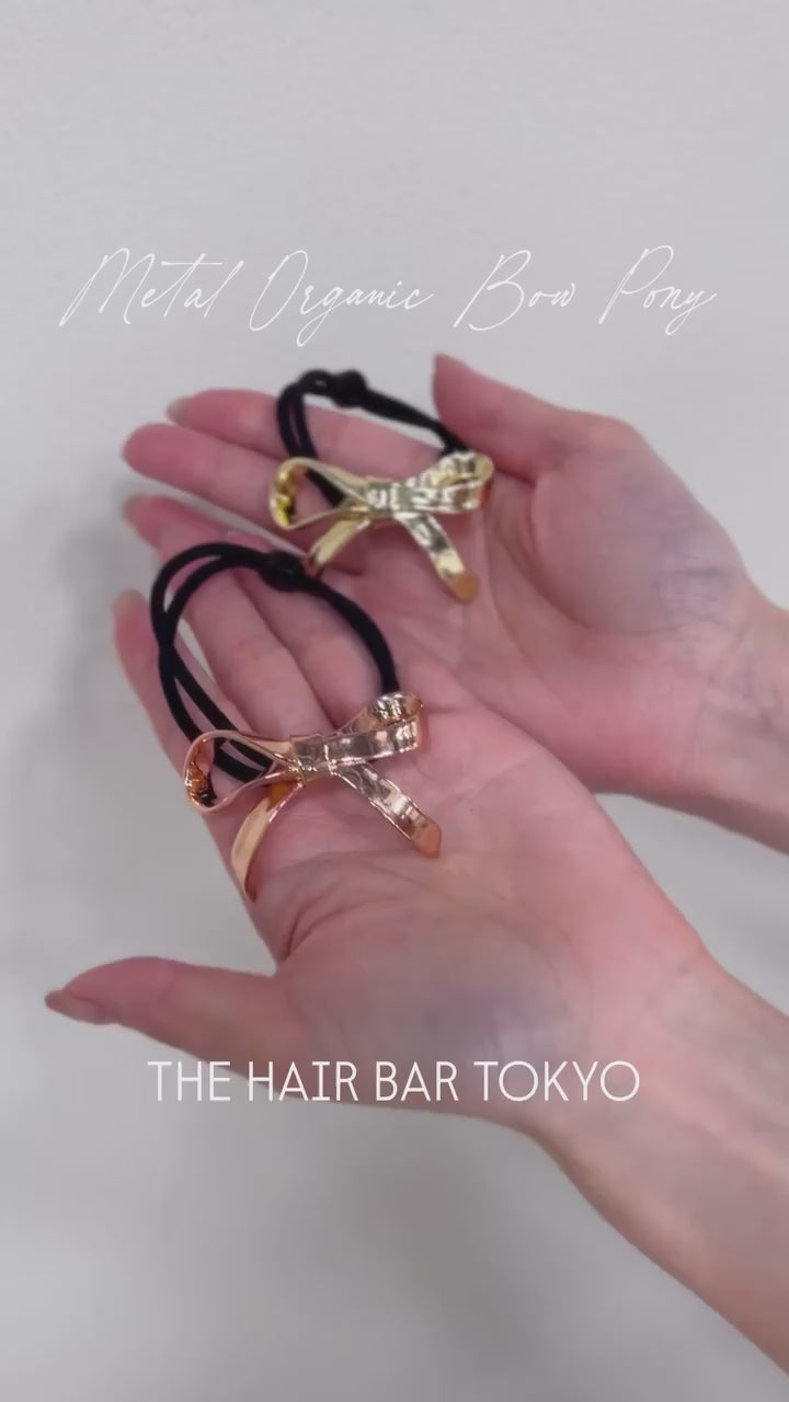凛と、結ぶ。

流れるような曲線とメタルのクールな輝きが、スタイリングを一瞬で洗練された印象に。
甘さを抑えたリボンフォルムで、大人のバックスタイルにさりげない華やぎを。

今週水曜日、全国のショップならびに
オンラインストアにて発売

▶︎インスタプロフィールTOPより、オンラインストアをチェック

───────────────

#thbt #thehairbartokyo
#ヘア #ヘアアクセサリー
#ヘアアレンジ動画