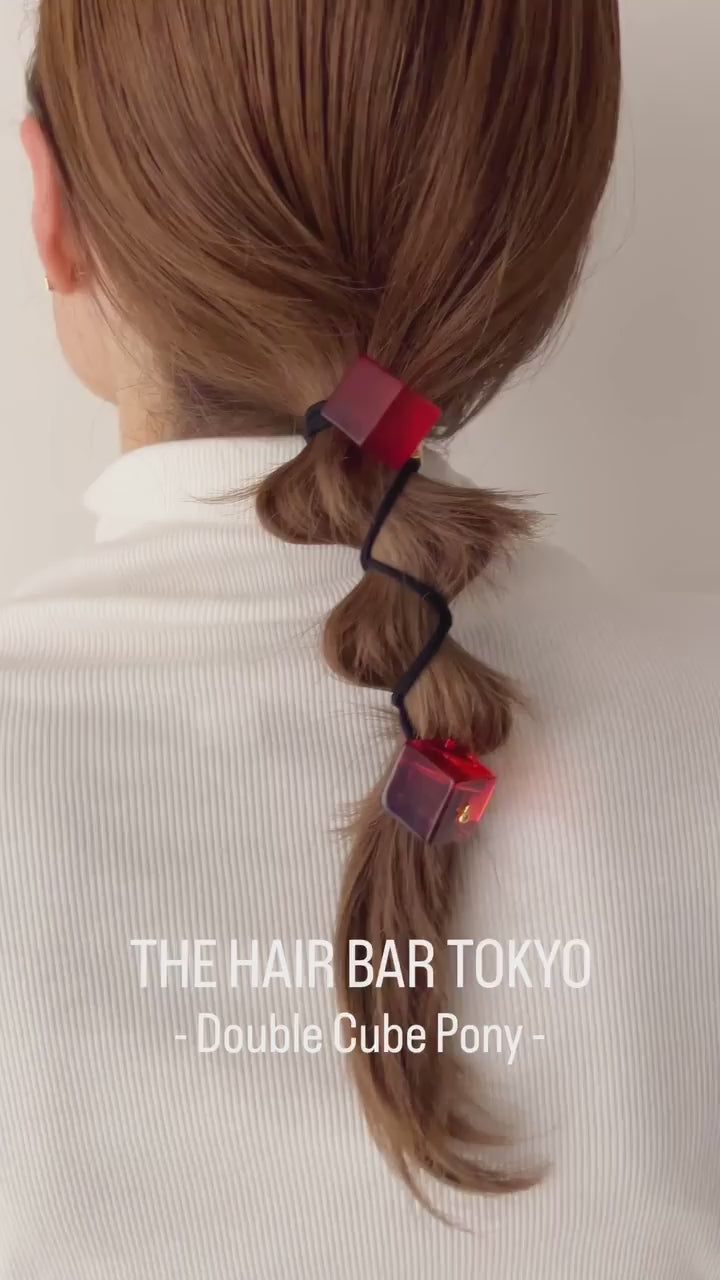 【THE HAIR BAR TOKYO / Double Cube Pony Small with Icon Pony 】
THE HAIR BAR TOKYOオリジナル、ダブルキューブポニー。

レッド、スモーク、クリアの3色を展開し、オーナメントの一方はクリア、もう片方はフロステッドと、ツインポニーならではのさりげない遊び心が効いています。

2つのオーナメントを重ねてシンプルに結ぶだけでなく、シニヨンの周りをラッピングしたり、ループを分けて結ぶバブルポニースタイルなど、アイディア次第でさまざまなスタイルが楽しめます。

キュートでユニークなデザインはギフトにもおすすめです。

───────────────

#thehairbartokyo #tokyobrand
#ヘアアクセサリー #ヘアアクセ
#ヘアゴム