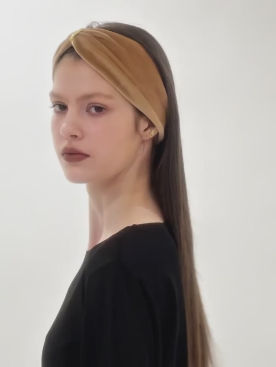 【Fall 2025 Collection】 - In the mood for fall - 
RED&GREY

メイクを楽しむようにヘアに秋の彩りをのせて。

THE HAIR BAR TOKYO/THBTを始め、様々なブランドから秋の新作が登場。

あなたの秋のファッションやメイク、ネイルとリンクするお気に入りを見つけてみてはいかがでしょうか。

─────────────────

本日より、順次発売。

DIGTAL CATALOGUEも公開。
インスタプロフィールTOP、
オンラインサイトよりご覧いただけます。

─────────────────

outfit: #ALWEL

#thehairbartokyo #THBT #hair
#hairaccesories #hairideas #hairstyle
#hairarrange #fallmood #fallcollection
#hairaccessory #headband
#ザヘアバートウキョウ #ヘア #ヘアアクセ
#ヘアアクセサリー #ヘアスタイル 
#ヘアアレンジ #ヘッドバンド #新作
#フォールコレクション #秋の新作