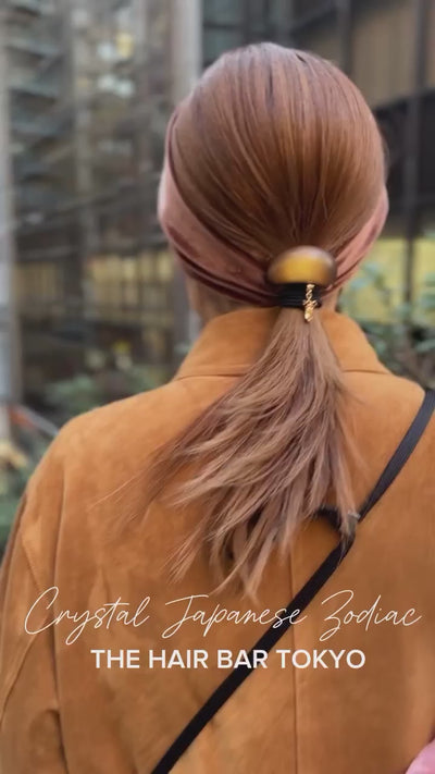 【THE HAIR BAR TOKYO / New Year Luck Collection】 
THE HAIR BAR TOKYO ─ Crystal Japanese Zodiac Lucky Charm ─

一つひとつの干支を、クリスタルガラスやパールをあしらった繊細なディテールとともに丁寧に表現しました。カラーやシェイプの好みで自由に選ぶのもOK。

ご家族や大切な方、またいわゆる「推し」アーティストの干支を身に着けるのも気分を上げる楽しみ方かもしれません。

同シリーズのピンブローチとコーディネイトするのも素敵。とくに自分の干支と、対極に位置する「向かい干支」を一緒に身に着けることはさらなる運気アップにつながるとも言われています。

まるで髪に着けるプチジュエリーのようなチャーミングなポニーはさりげなく日常に寄り添い、装いを引き立てます。
ラッキーチャーム感覚で手首に着けても楽しめ、気持ちを伝えるギフトとしてもおすすめです。

───────────────

#thehairbartokyo #thbt
#tokyobrand #ヘアアクセサリー
#干支