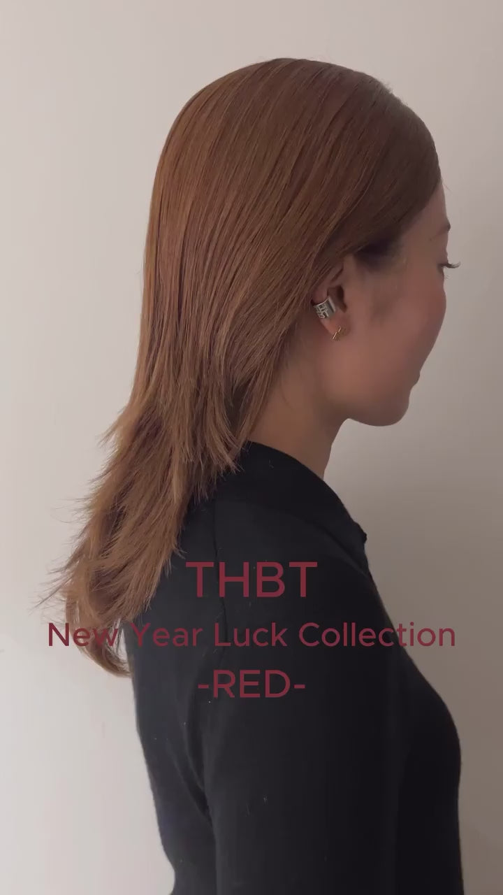 【THE HAIR BAR TOKYO / New Year Luck Collection】 
THBT ─ RED ─

開運を象徴するピラミッドポニーのマットなREDカラーで、ポニーテールをジグザグに結んでヘアピンでまとめる。
たったふたつだけでこなれアレンジの出来上がり。

REDカラーは、ヘアアクセサリーなら取り入れやすいのもポイント。ぜひトライしてみてください❤️

───────────────

#thehairbartokyo #thbt
#tokyobrand #ヘアアクセサリー
#ヘアアレンジ動画