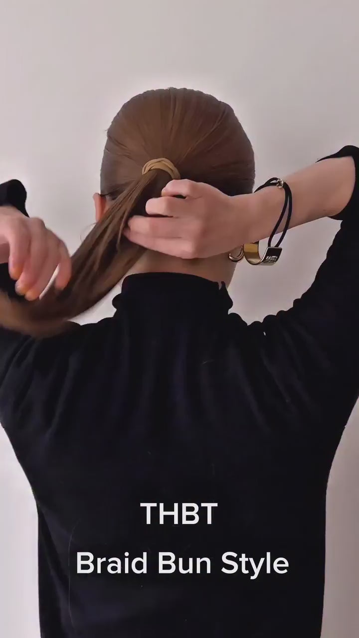 ヘアゴムだけで、スリークでクールなまとめ髪を。

ゆるいスタイルも可愛いけど、たまにはきっちりとまとめたい。
そんな時はポニーテールの束を三つ編みにして折りたたみTHBTメタルエンブレムポニーで仕上げて。

どの角度から見ても毛束にフィットするメタルオーナメントはあなたのシンプルなスタイリングを、一際モードに見せてくれます。

THBT 
Metal Emblem Pony
color:GLD

▶︎インスタTOPプロフィールからオンラインストアをチェック

──────────────

#THBT #thehairbartokyo
#ヘアアクセサリー #シニヨン
#ヘアアレンジ動画