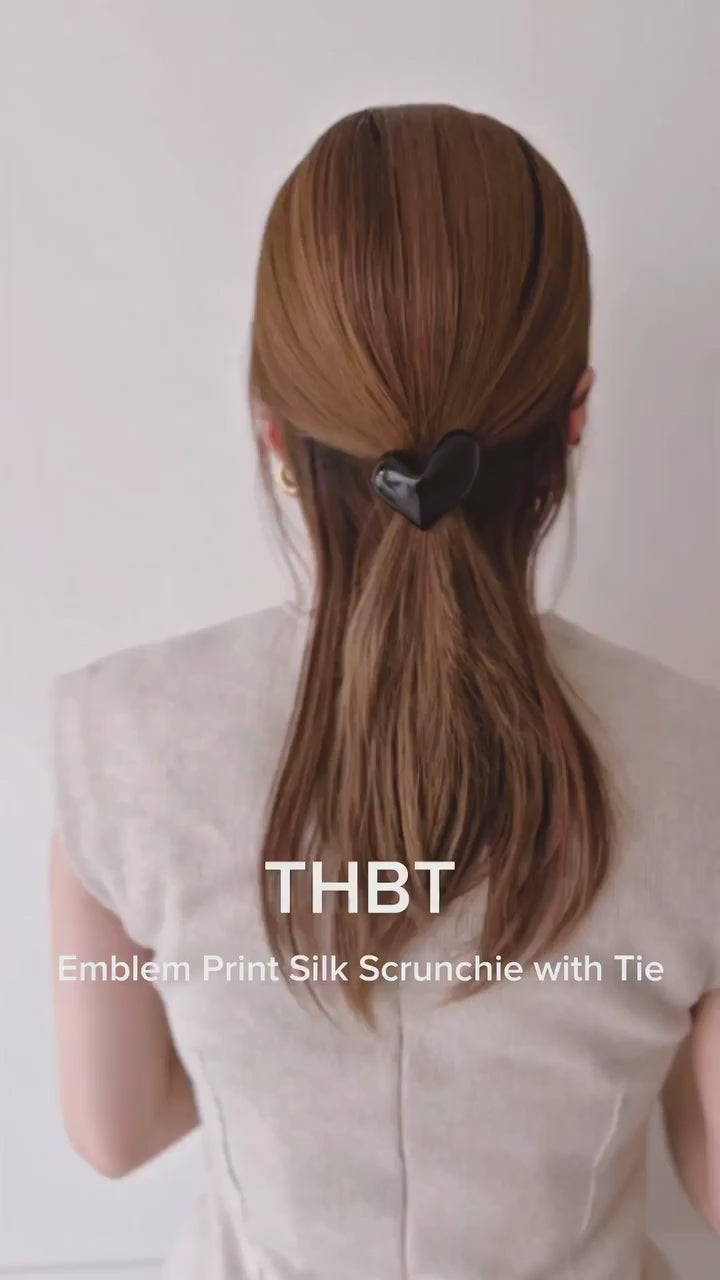 ロングタイで遊び心を。ひとつ結びだけじゃなく、ヘッドバンド代わりに。

THBTオリジナルのシルクタイ＆スクランチー。
セミマットなクレープデシンに、モノグラムを全面プリント。

ツイリースカーフとして、首元やバッグにも使えます。

ヘアアクセサリーの枠を超えて、
スタイリングを自由に楽しむためのキーアイテムをTHBTで。

THBT
Emblem Print 
Silk Scrunchie with Tie
color: BLK

▶︎インスタプロフィールTOPよりオンラインストアをチェック
──────────────

#THBT #thehairbartokyo
#ヘアアクセサリー #スカーフ
#ヘアアレンジ動画