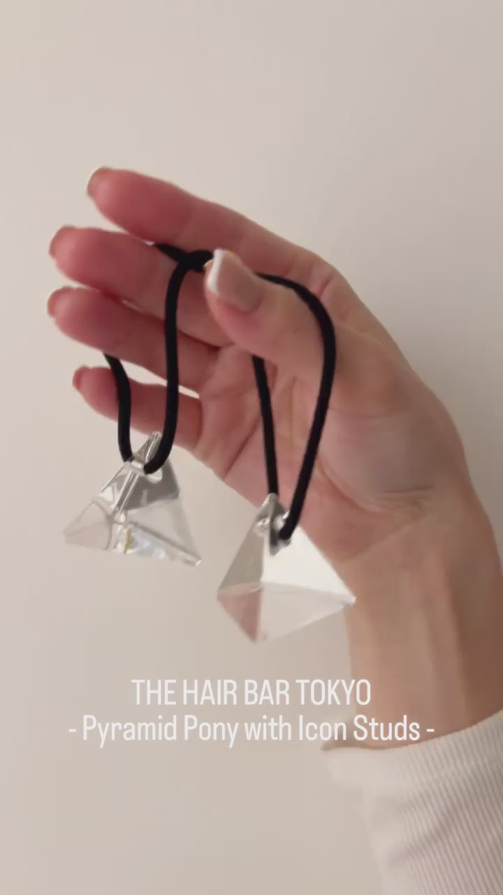 【THE HAIR BAR TOKYO / Pyramid Pony with Icon Studs】Bubble Pony Style 

ヘアゴム一つで簡単にこなれアレンジができるピラミッドポニー。シンプルに一つ結びはもちろん、ジグザグに結んでバブルポニースタイルも。

新年のお出かけに、ぜひ試してみてください🫧

─────────────

#thehairbartokyo #thbt
#ヘアアクセサリー
#ヘアアレンジ動画 
#ヘアアレンジ