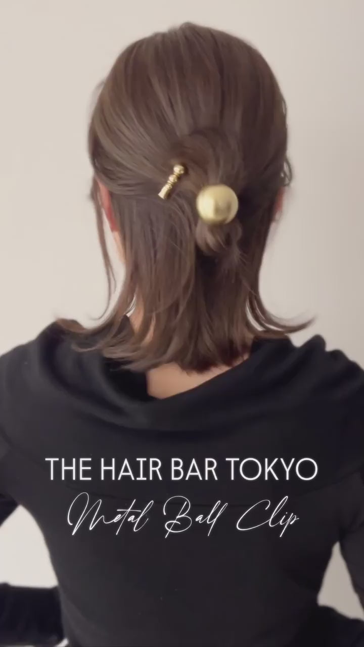 さっと目を引くアクセントを。

THE HAIR BAR TOKYOオリジナルのメタルボールクリップ。サイズの異なる３つのメタルビーズがグラデーション状に並び、クールネスとPOPな遊び心とを感じさせるデザイン。

前髪やサイドを留める基本スタイルのほか、編み込みやシニヨンの仕上げに添えても素敵。ボブやショートの方にもおすすめです。
 
THE HAIR BAR TOKYO
Metal Ball Clip

▶︎詳しくはインスタTOPハイライト、デジタルカタログをご覧ください。

────────────────

#thbt #thehairbartokyo
#ヘアアクセサリー #ヘアアクセ
#ヘアアレンジ動画