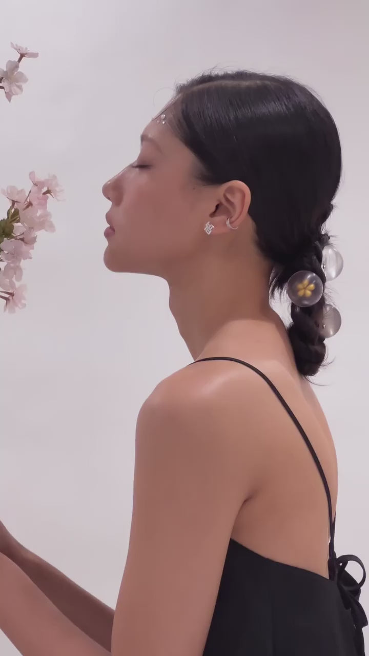 Sakura After Dark

水面に揺れる桜
夜の静寂に溶け込むように、�花びらの気配がそっと浮かび上がる。
�控えめでありながら、�確かに印象を残す。

SAKURA Campaign Vol-1
本日より全国のショップならびに
オンラインストアにて発売

▶︎詳しくはインスタプロフィール、ハイライトより特集ページをご覧ください

───────────────

#thehairbartokyo
#thbt2026sakura
#ヘアアクセサリー
#ヘアアクセ #桜