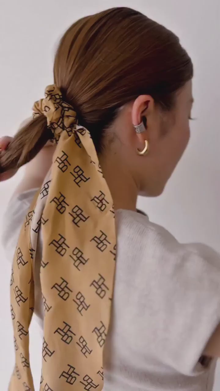 揺れるロングタイが、後ろ姿にさりげない余韻を。

THBTオリジナルのシルクタイ＆スクランチー。
セミマットなクレープデシンに、モノグラムを全面プリント。

毛束と一緒に編みこむのもおすすめスタイリングのひとつ。
タイを外せばツイリースカーフとして、首元やバッグにも。

ヘアアクセサリーの枠を超えて、
スタイリングを自由に楽しむためのキーアイテムをTHBTで。

THBT
Emblem Print 
Silk Scrunchie with Tie
color: CAM

▶︎インスタプロフィールTOPよりオンラインストアをチェック
──────────────

#THBT #thehairbartokyo
#ヘアアクセサリー #スカーフ
#ヘアアレンジ動画