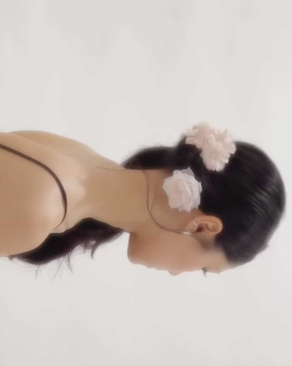 ───Full Bloom
咲き誇る桜

花びらが幾重にも重なり、
咲き誇るその瞬間を閉じ込めて。

まとうだけで、
春の景色がふわりと広がる。

SAKURA Campaign Vol-1
本日より全国のショップならびに
オンラインストアにて発売

▶︎詳しくはインスタプロフィール、ハイライトより特集ページをご覧ください

───────────────

#thehairbartokyo
#thbt2026sakura
#ヘアアクセサリー
#ヘアアクセ #桜