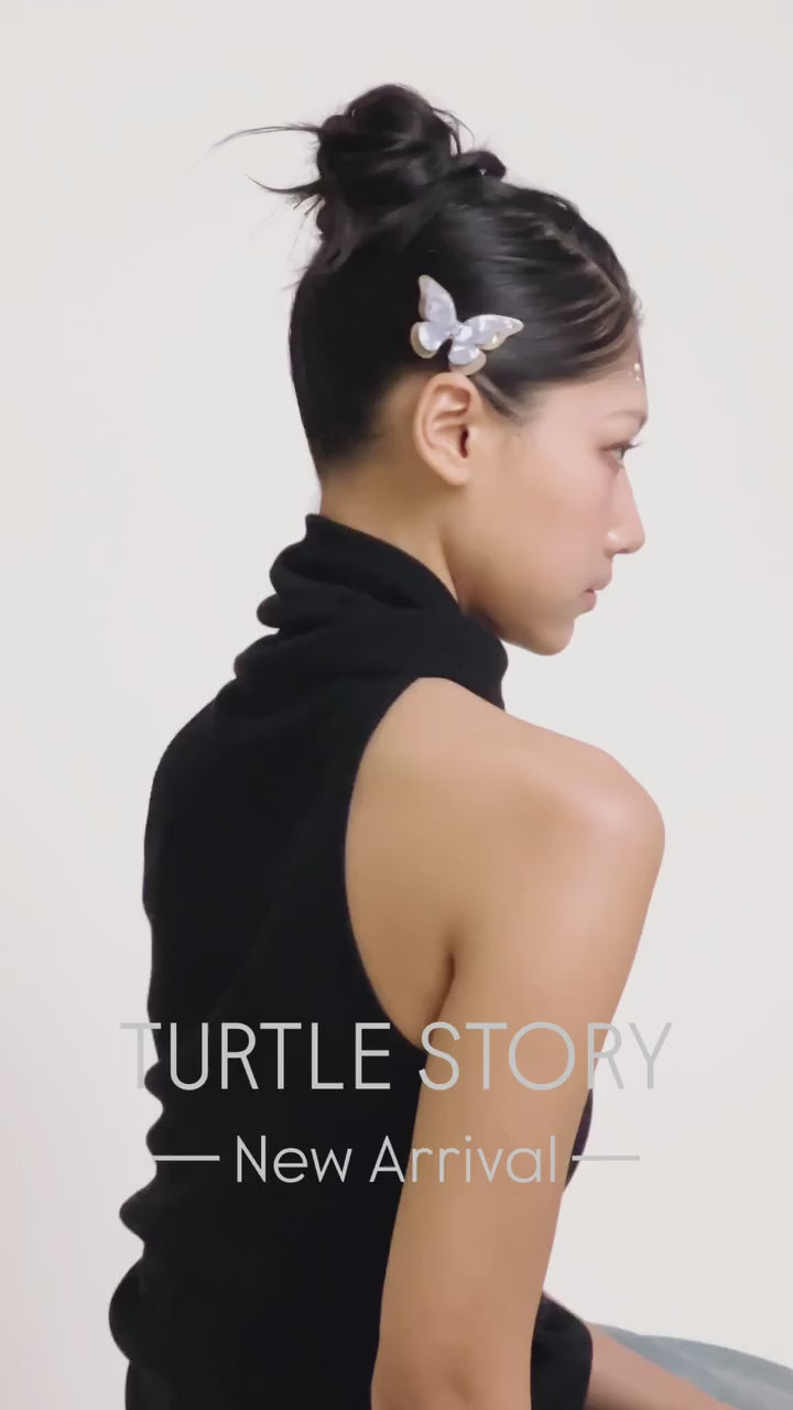 ホワイトデーの贈り物にもおすすめ。

タートルストーリーの新作は、遊び心あるモチーフを上質な艶と洗練カラーで、大人の感性へアップデート。
甘すぎないチャーミングさが、シンプルヘアにひとさじの華やぎを。

2026年3月4日(水)
全国のショップならびにオンラインストアにて発売。

▶︎詳しくはインスタプロフィールTOPより、オンラインストアをチェック。

────────────────

#turtlestory #thehairbartokyo
#ヘア #ヘアアクセサリー
#ホワイトデー