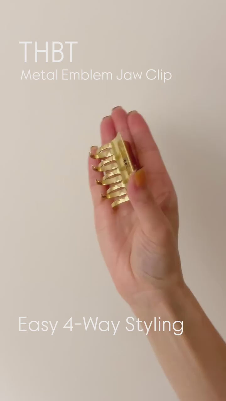 メタルクリップひとつで、簡単4wayアレンジ。
シンプルにまとめたい時は、素材の質感でメリハリを。

THBT のメタルエンブレムジョークリップは、長時間でもスタイリングを崩したくない日に頼れるアイテム。
オケージョンでの使用にも◎

機能性と美しさを兼ね備えたメタルの艶感が、洗練されたまとめ髪をよりいっそう引き立てます。
ジュエリーとメタルのカラーを合わせて、さりげない統一感を楽しむのもおすすめです。

THBT
Metal Emblem Jaw Clip

▶︎詳しくはインスタプロフィールTOPよりオンラインストアをチェック

─────────────

#thbt #thahairbartokyo
#ヘア #ヘアアレンジ動画
#ヘアクリップ
