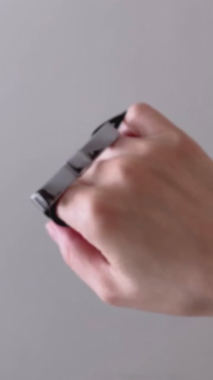 【THE HAIR BAR TOKYO】- Bow French Twist -
アップスタイルにさりげないアクセントを。

THE HAIR BAR TOKYOオリジナルのメタルボウポニーは、フラットなフォルム、メタルの質感によって甘すぎないシックな大人仕様に。シンプルなポニーテールはもちろん、他アイテムとレイヤードしてまとめるのもおすすめ。

フレンチツイスト(夜会巻き)のベースとして使用するのもおすすめです。ぜひ試してみてください。

──────────────────

#thehairbartokyo #thbt #hair #hairstyle
#hairarrange #hairstyle #hairideas 
#bow #frenchtwist #updo #hairtutorialvideos 
#ザヘアバートウキョウ #ヘア #ヘアアクセ
#ヘアアクセサリー #ヘアアレンジ #ヘアゴム 
#ヘアアレンジ動画 #夜会巻き #ヘアピン
#和装ヘア #浴衣ヘア