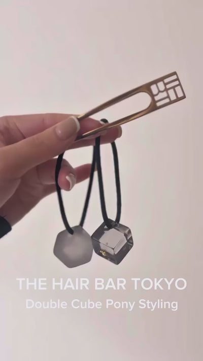 【THE HAIR BAR TOKYO / Double Cube Pony Small with Icon Pony 】
THE HAIR BAR TOKYOオリジナル、ダブルキューブポニー。

2つのオーナメントを重ねてシンプルに結ぶだけでなく、シニヨンもおすすめ。
ヘアピンとあわせることでキープ力もより増します。
キュートでユニークなデザインはギフトにもおすすめです。

───────────────

#thehairbartokyo #tokyobrand
#ヘアアクセサリー #ヘアアクセ
#ヘアゴム