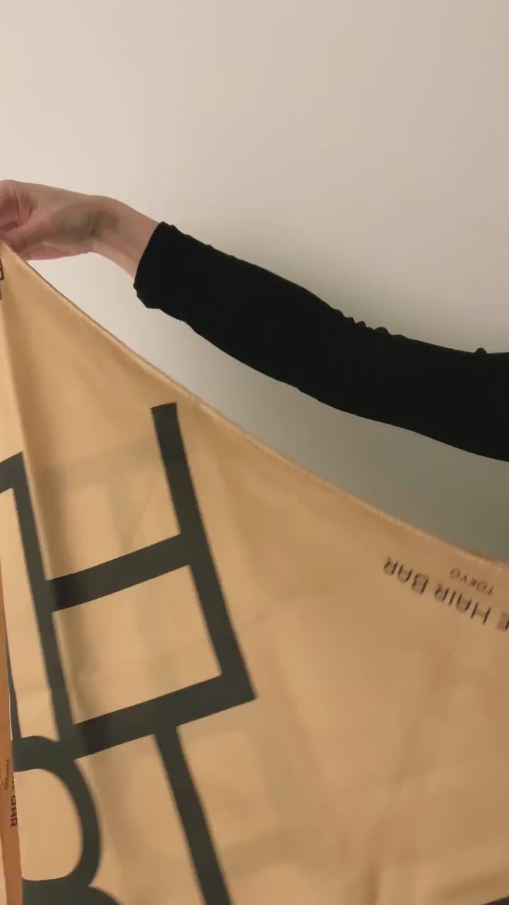 とっても時短！なTHBT Emblem Silk Scarfの着用方法をご紹介🧣
動画のように結んでおくと結ぶ手間が省け忙しい日にもサクッと着けこなせます。

揺らぐ季節も、心地よさを纏って。
#hairstyle #hair #hairaccesories #scarf 
#sawaiihair