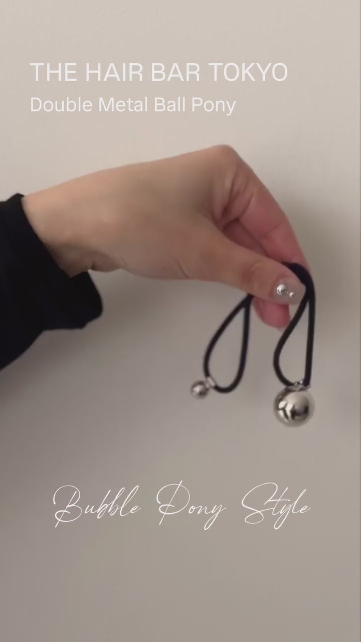 ひとつのヘアゴムで、簡単にこなれスタイリング。

THE HAIR BAR TOKYOオリジナルの、2つのループが特徴のポニー。片方のループでポニーテールを作り、残った毛束をランダムにもう片方のループで結ぶだけで、バブルポニースタイルが完成。

ワードローブに加えておけば、ヘアアレンジの楽しさがアップすること間違いなしのマルチな一品です。

THE HAIR BAR TOKYO
Double Metal Ball Pony

▶︎詳しくはインスタTOPハイライト、デジタルカタログをご覧ください。

────────────────

#thbt #thehairbartokyo
#ヘアアクセサリー #ヘアアクセ
#ヘアアレンジ