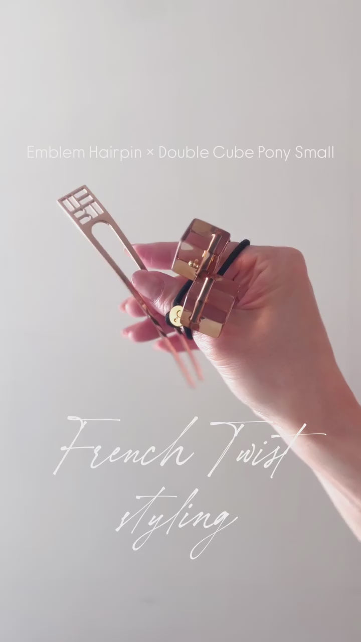 すっきりと、こなれたスタイリングを楽しむ春。

THBTオリジナルのエンブレムヘアピンと、THE HAIR BAR TOKYOのアイコニックなダブルキューブポニースモールで、ワンランク上のフレンチツイスト(夜会巻き)を。

ベースにゴムを使用することで、おでかけでもより崩れにくいスタイリングに仕上げてくれます。

この春のすっきりとしたヘアスタイリングに。ぜひ試してみてください！

▶︎インスタプロフィールTOPより、オンラインストアをチェック

────────────── 

#thbt #thehairbartokyo
#hair #ヘアアクセサリー
#ヘアアレンジ動画