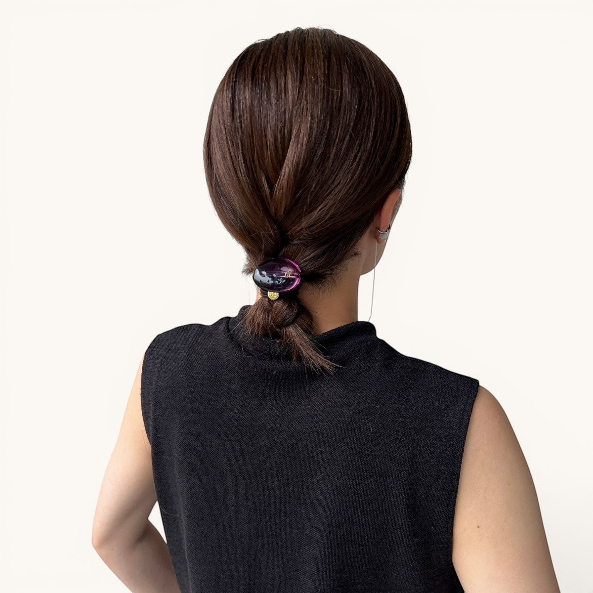 THE HAIR BAR TOKYOのルーサイトジェムポニー。透明感のあるパープルのグラデーションが美しいオーバル型のヘアゴムを着用した後ろ姿。
