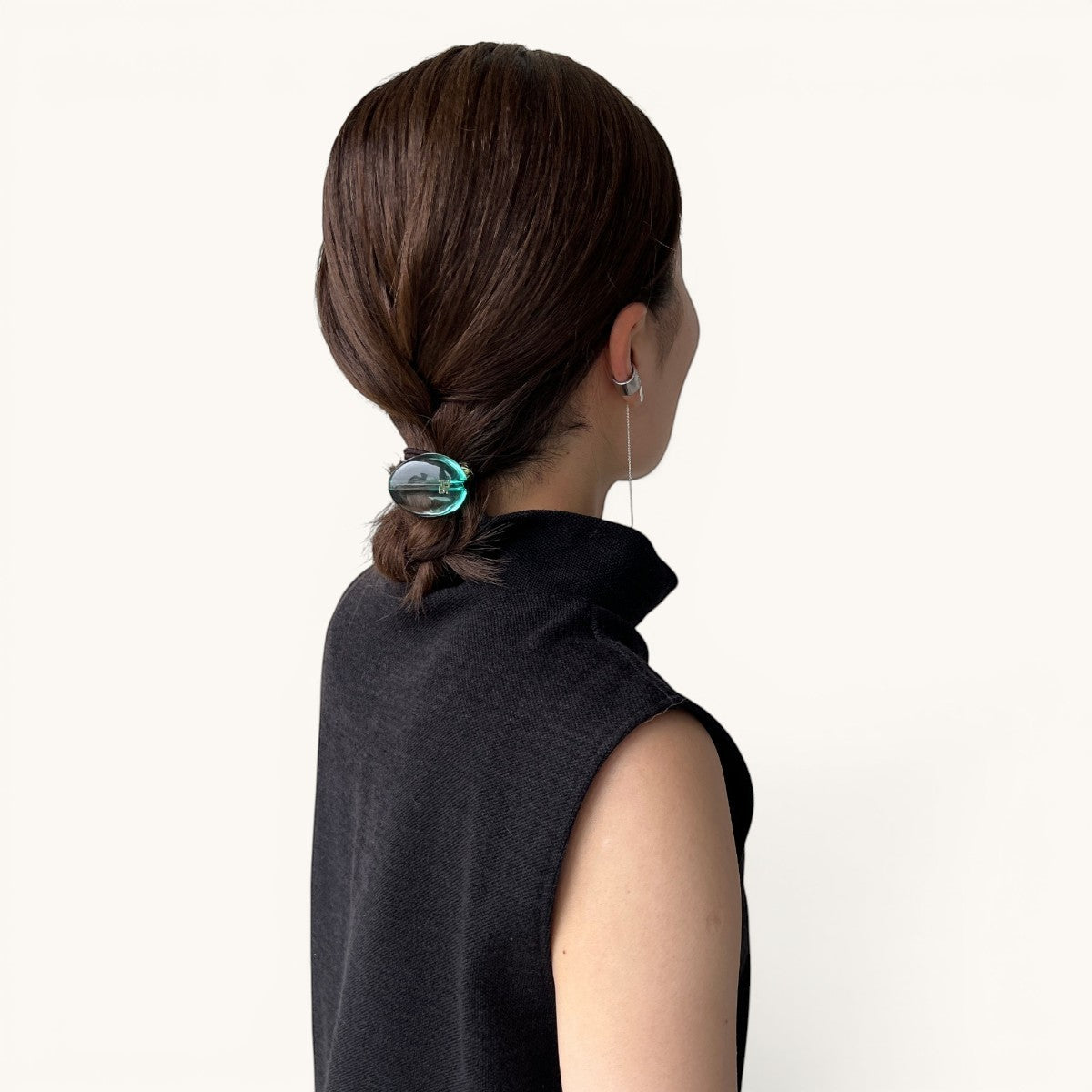 THE HAIR BAR TOKYOのルーサイトジェムポニー。オーバル型で宝石のようなカットが施された、透明感のあるグラデーションカラーのヘアゴム。
