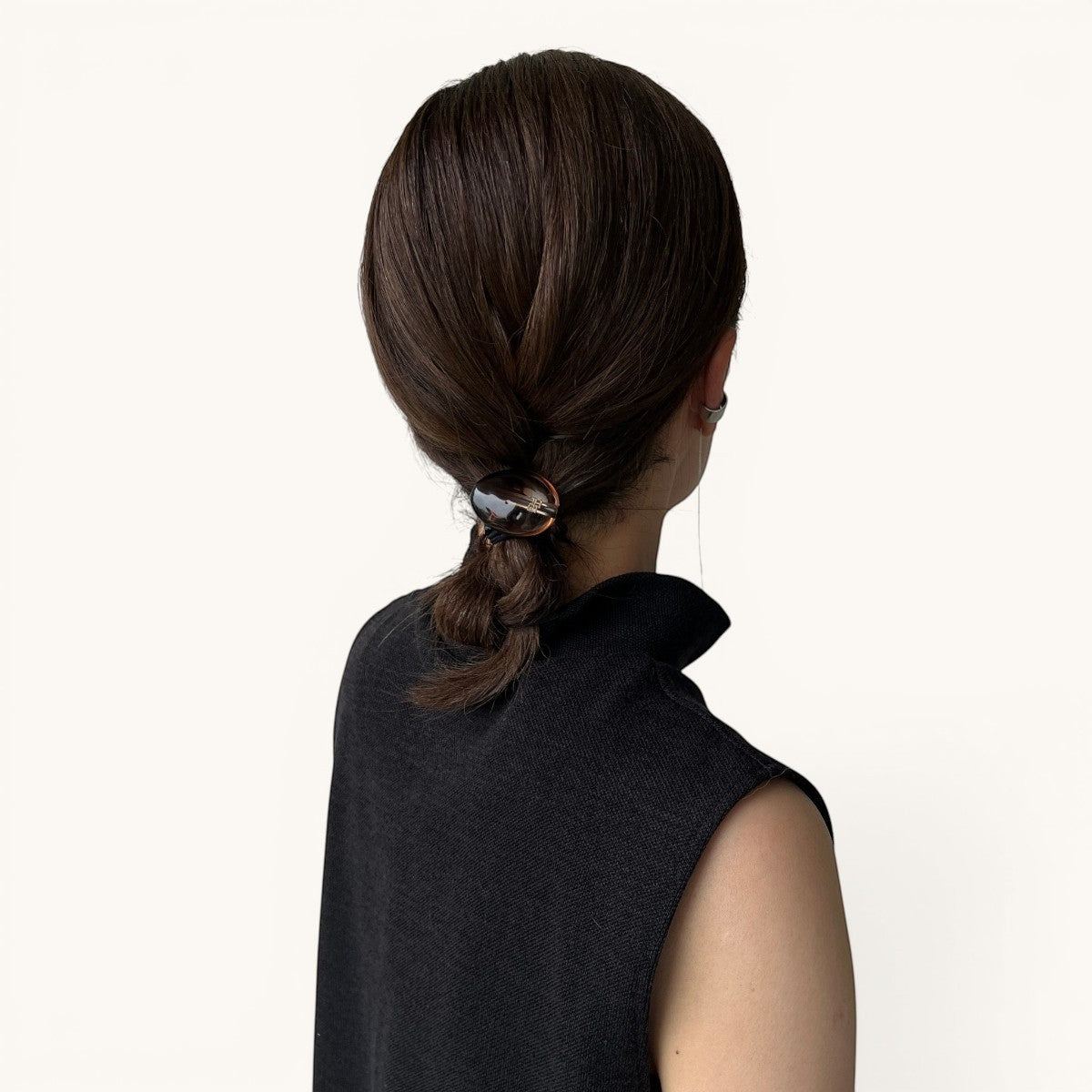 THE HAIR BAR TOKYOのルーサイト製オーバル型ジェムポニー。宝石のようなカットと美しいグラデーションが特徴で、髪を上品にまとめるヘアアクセサリー。