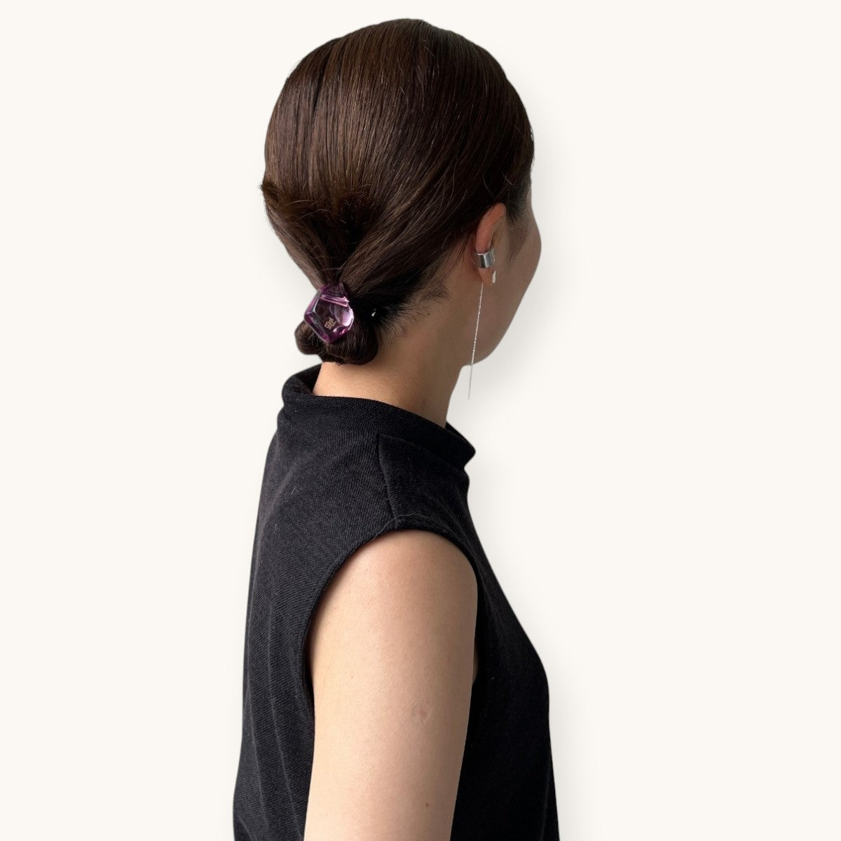 THE HAIR BAR TOKYOのルーサイトアイスポニー。パープルの透明な鉱石風デザインが特徴のヘアゴムで、まとめ髪を上品に演出します。