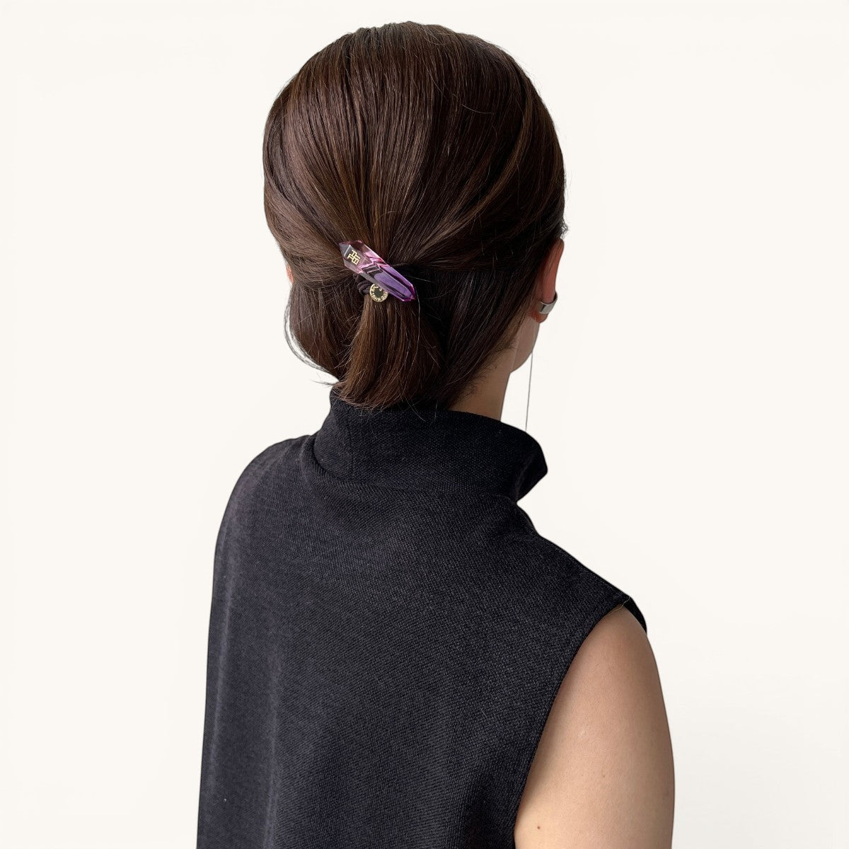 THE HAIR BAR TOKYOのルーサイト製アイシクルズポニー。氷柱のようなパープルの透明感あるデザインが洗練されたまとめ髪を演出します。