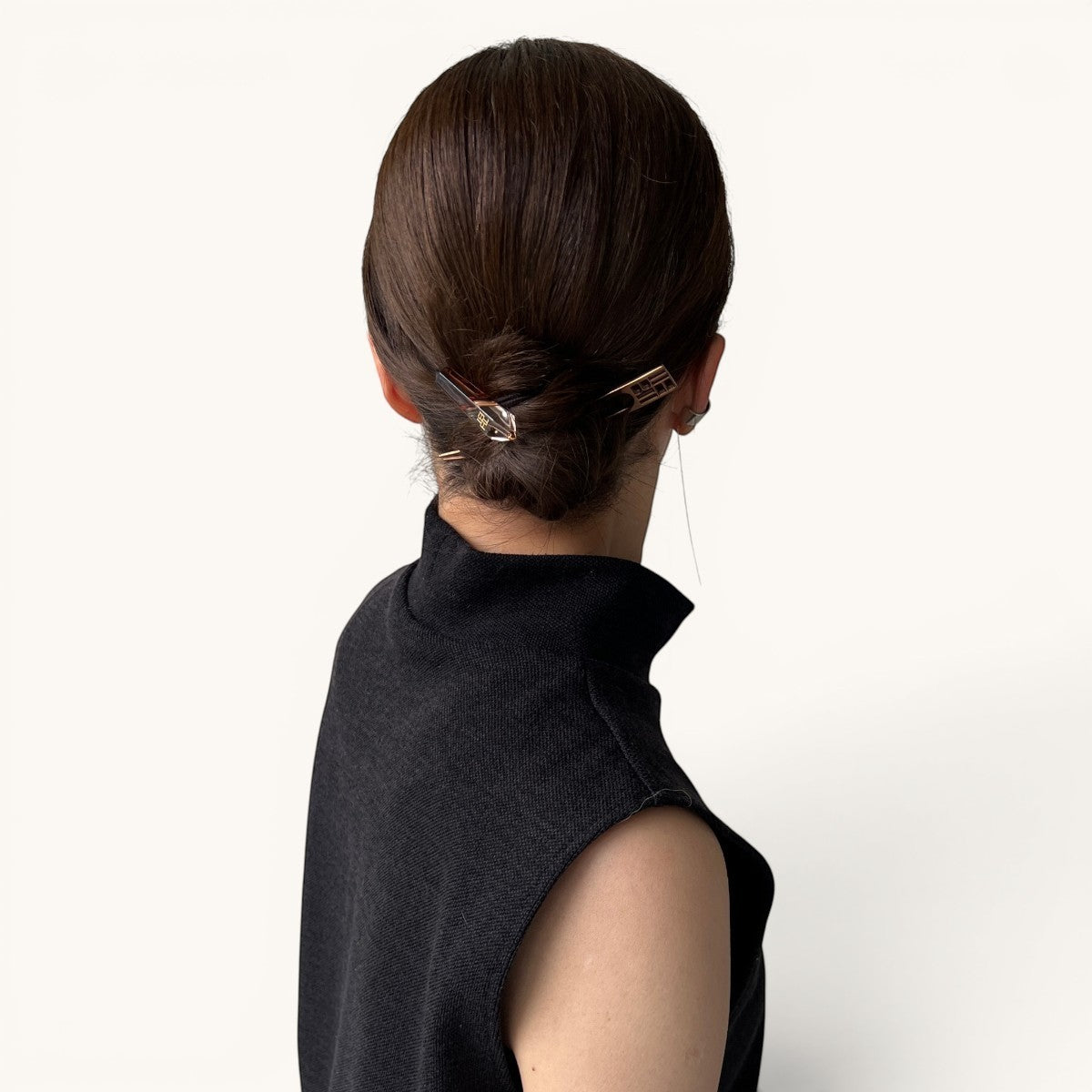 THE HAIR BAR TOKYOのルーサイト製アイシクルズポニー。氷柱のような透明感あるデザインがまとめ髪を洗練された印象に仕上げるヘアアクセサリー