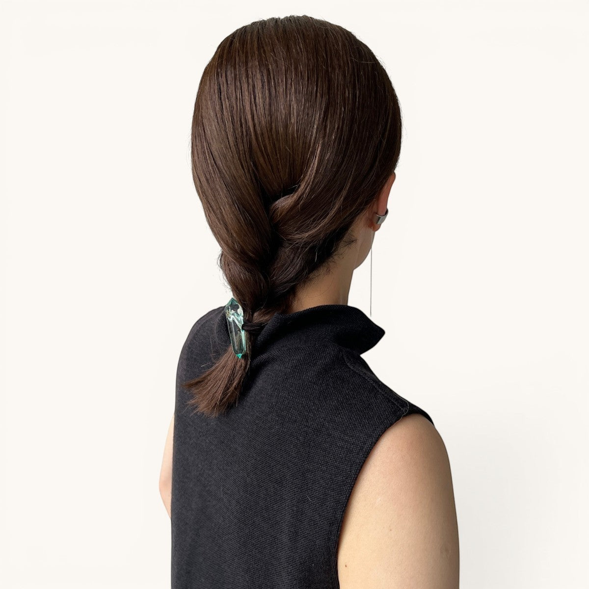 THE HAIR BAR TOKYOのルーサイト製アイシクルズポニー。氷柱のような透明感あるデザインがまとめ髪を洗練された印象に仕上げます。