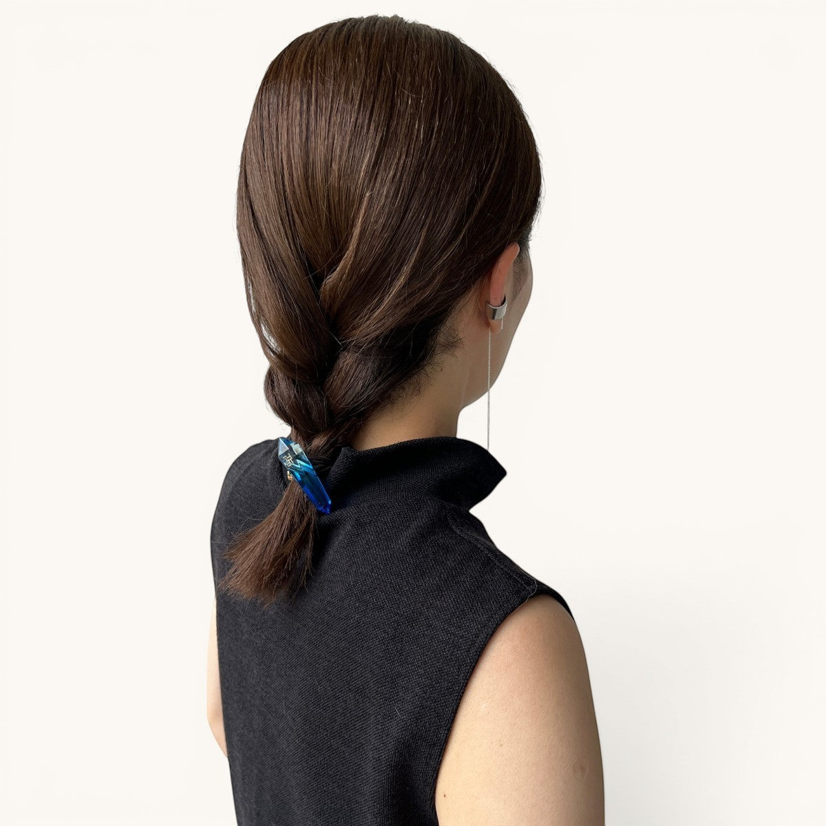 THE HAIR BAR TOKYOのルーサイト製アイシクルズポニー。氷柱のような青い透明感のあるヘアゴムでまとめられた洗練されたヘアスタイル。