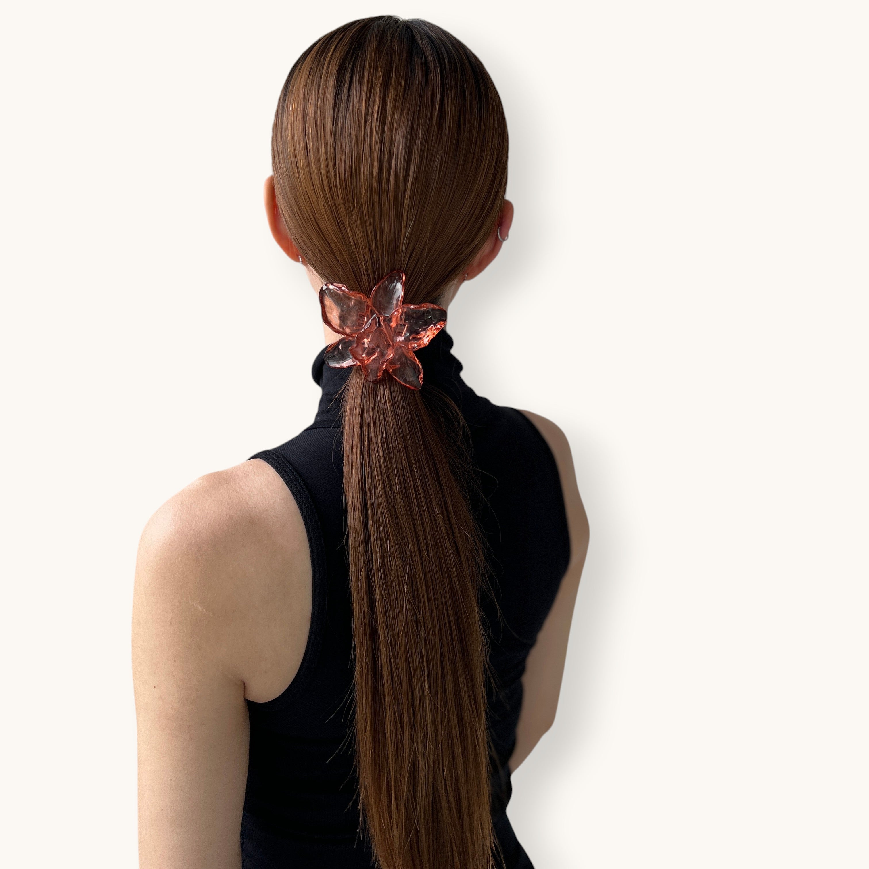 THE HAIR BAR TOKYOのルーサイト製オーキッドモチーフのポニー。透明感のあるピンクの蘭の花がポニーテールを華やかに飾るヘアアクセサリー。